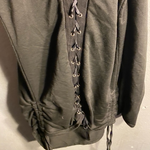 O RIYA XUAN BATMAN BACK LACE LONG SLEEVE - Picture 6 of 8